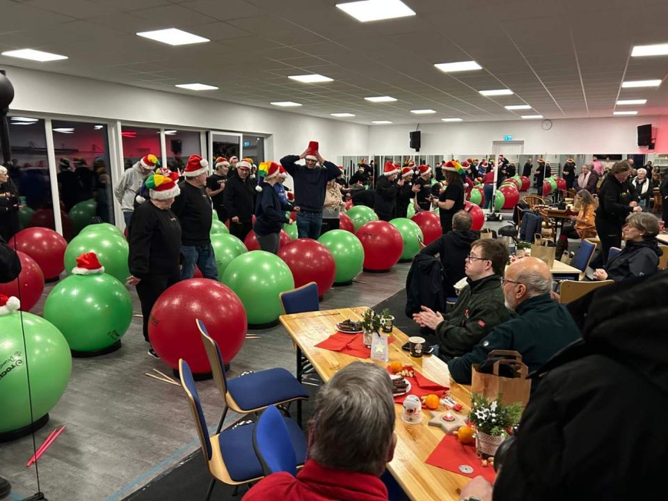 Weihnachtliches Trommeln in der Sporthalle mit roten und grünen Bällen