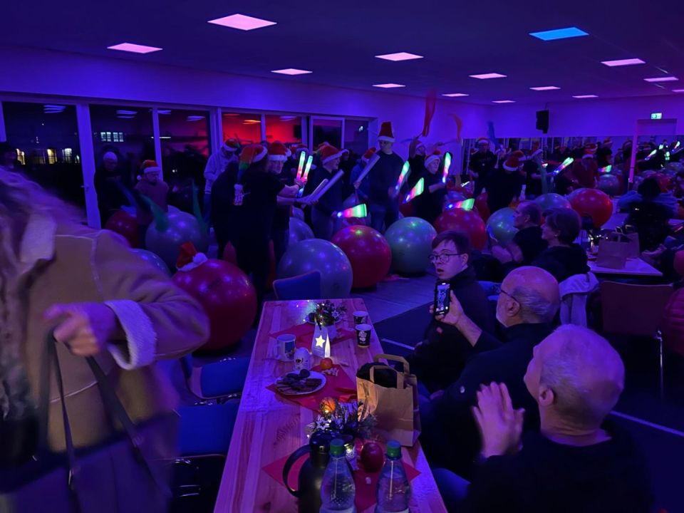 Publikum in der bunt beleuchteten Sporthalle