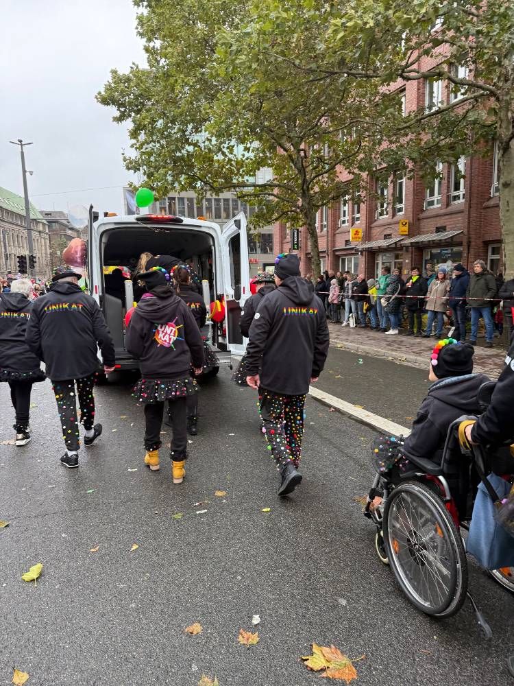 Die Gruppe beim Freimarktumzug in Bremen, von hinten fotografiert