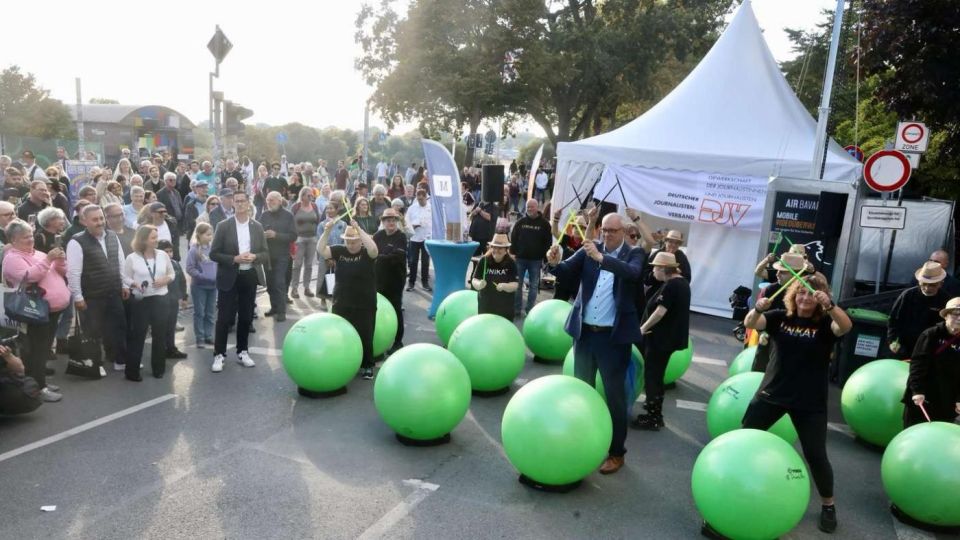 Auftritt mit grünen Bällen beim Bürgerfest in Bremen vor vielen Zuschauern