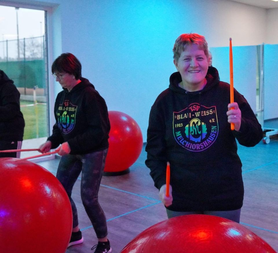 Zwei Trommlerinnen lachen beim Training