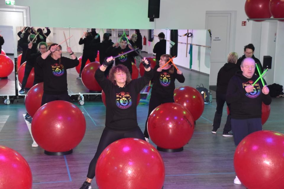 Trommelnde Gruppe in der Halle von vorne