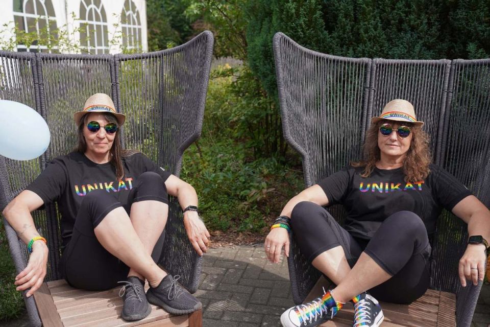 Die beiden Trainerinnen von UNIKAT on Tour im UNIKAT-Shirt auf Gartenstühlen